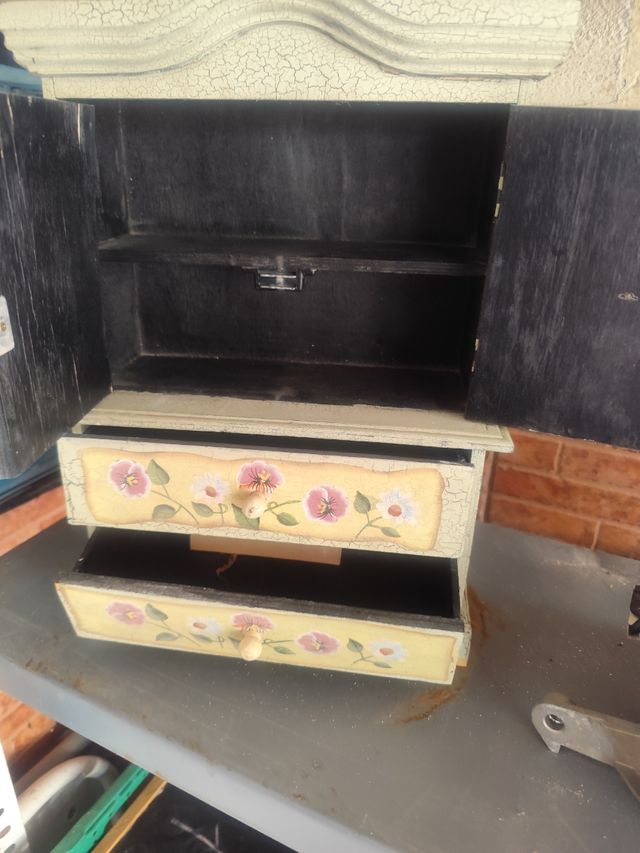 Mobile decorativo con cassetti