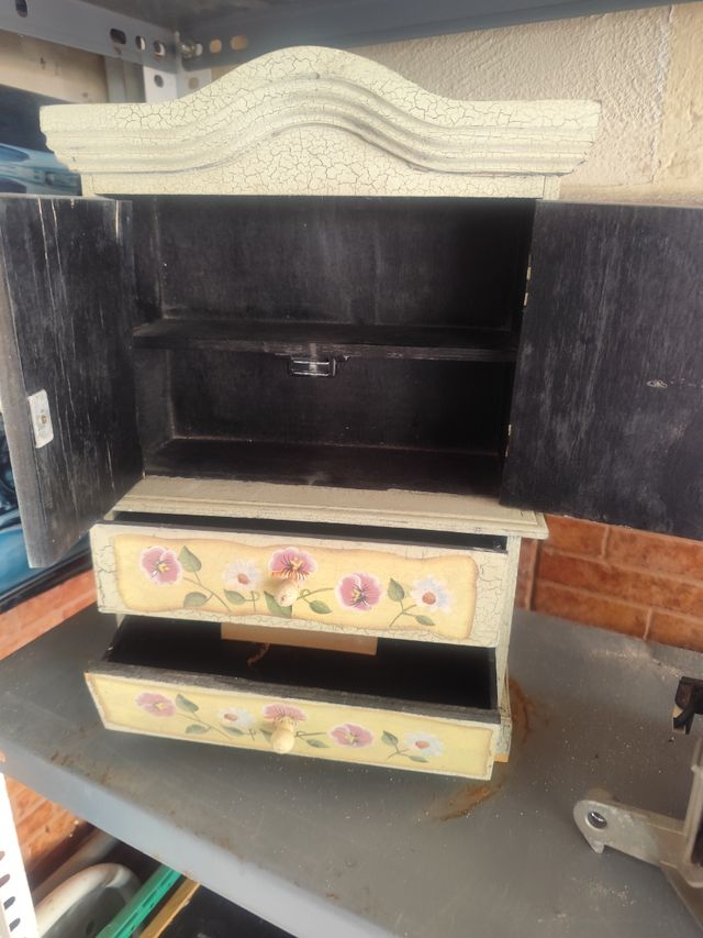 Mobile decorativo con cassetti