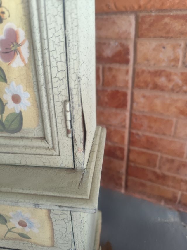 Mobile decorativo con cassetti