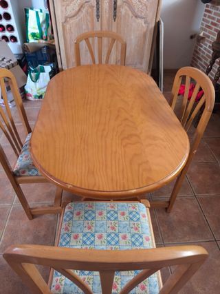 Mesa de madera con 4 sillas de 1,20 x 70cm