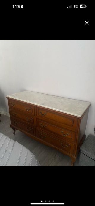 Cómoda de madera con tapa de mármol