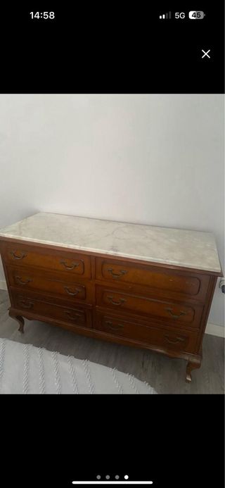 Cómoda de madera con tapa de mármol