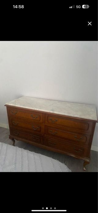 Cómoda de madera con tapa de mármol