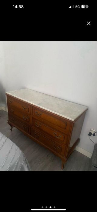 Cómoda de madera con tapa de mármol