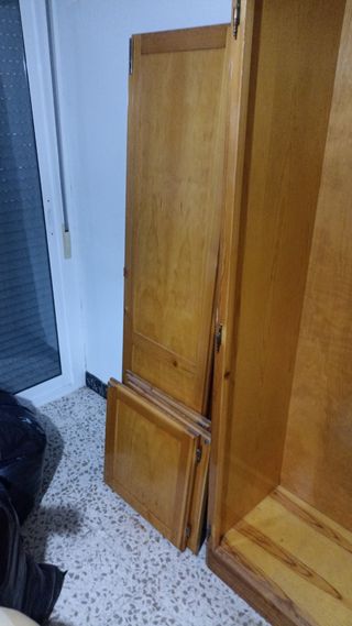Armario de seis puertas de madera