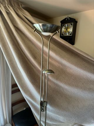 Lámpara de pie dorada de metal