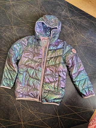 Chaqueta ligera niña metalizado multicolor. 