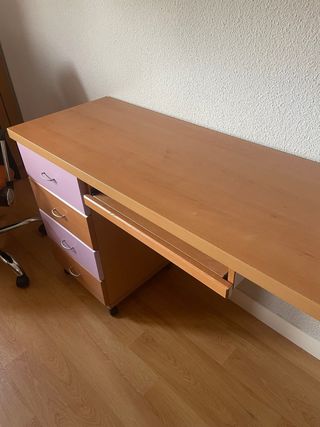 Mesa de escritorio con cajonera