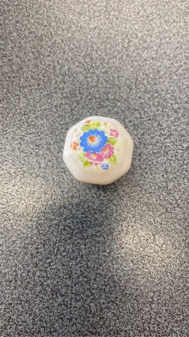 Pomelli in porcellana con fiori