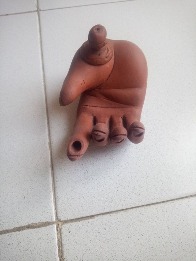 Lámpara de aceite de arcilla en forma de mano