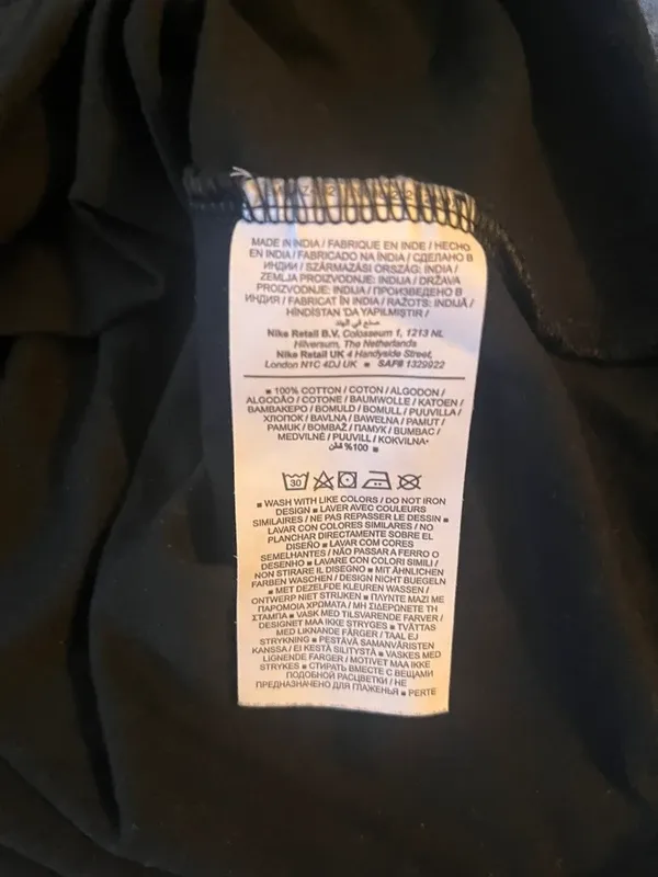 T-shirt Nike nera con logo