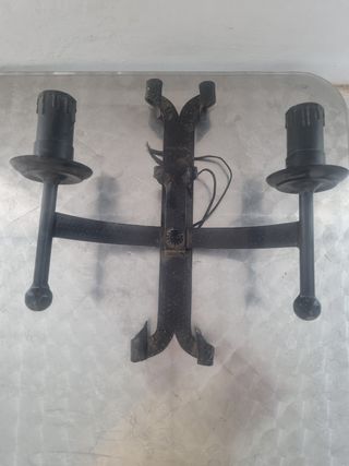 Lámpara de pared de metal antigua