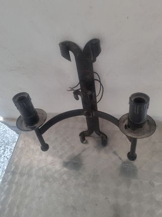 Lámpara de pared de metal antigua