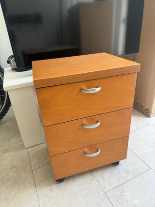 Cajonera de madera con ruedas