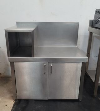 Armadio in acciaio inox con ripiano