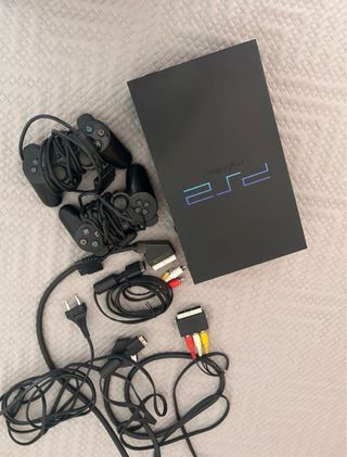 PlayStation 2 FAT + 2 mandos + cables