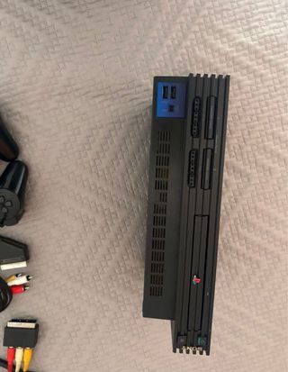 PlayStation 2 FAT + 2 mandos + cables