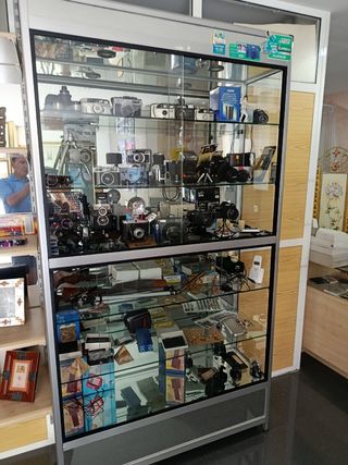 Vitrina expositora con luz