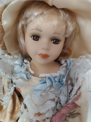 Muñeca de porcelana vintage