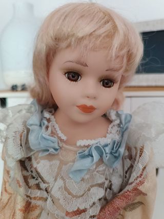 Muñeca de porcelana vintage