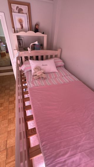 Litera de madera color rosado