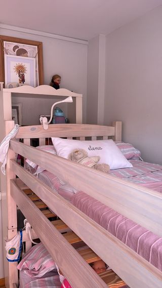 Litera de madera color rosado