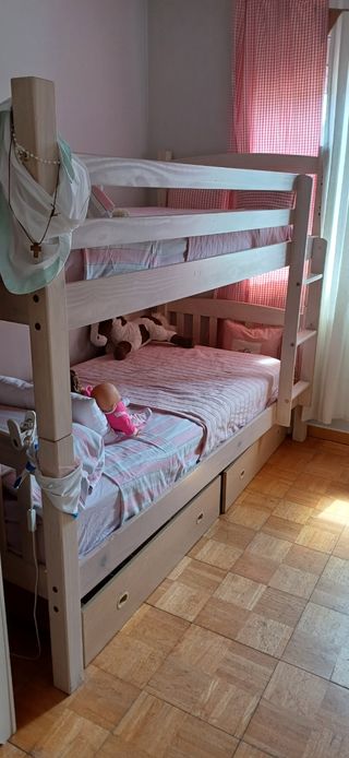 Litera de madera color rosado