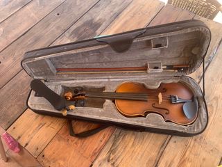 Violín 3/4 con funda y arco, almohadilla.
