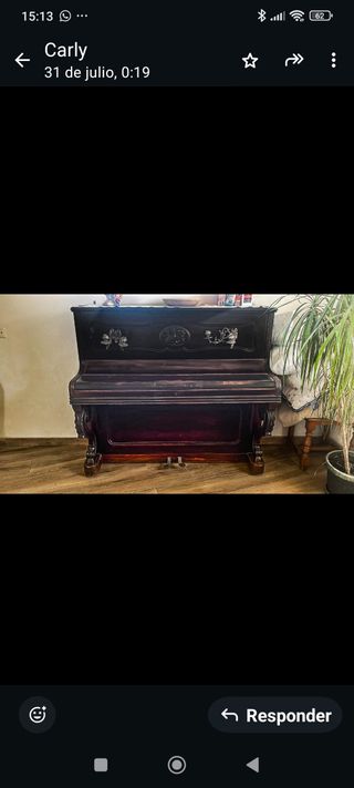 Piano antiguo para decoración