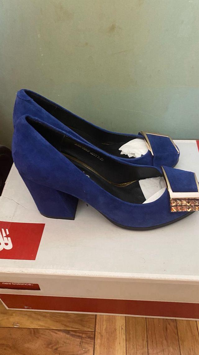 Tacones talla 35 ante azul zafiro con pedrería