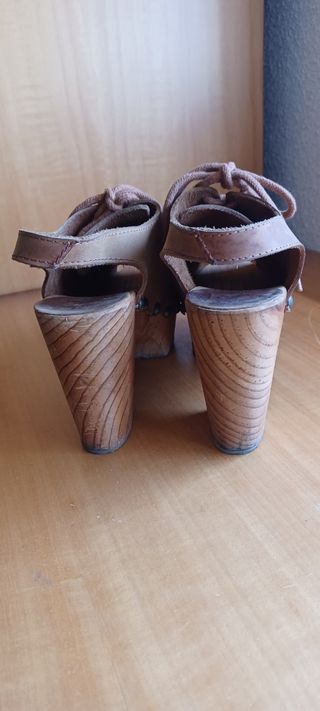 Zuecos de Madera con Plataforma para Mujer
