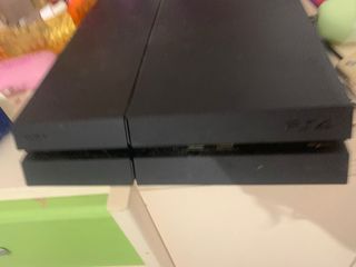 PS4 500GB con 4 juegos y 2 mandos