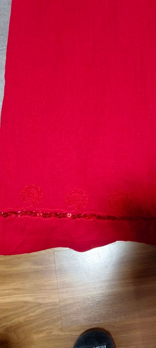 Pantalón rojo con bordado