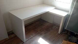 Escritorio blanco de madera