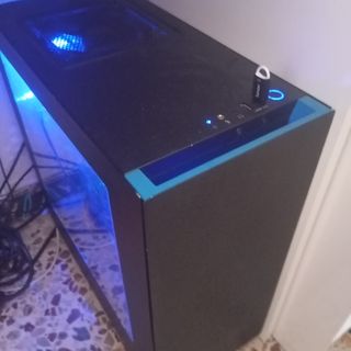 PC Gaming con luces LED azules