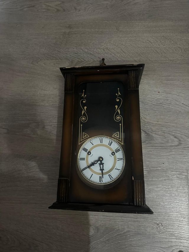 Orologio a cucù in legno scuro