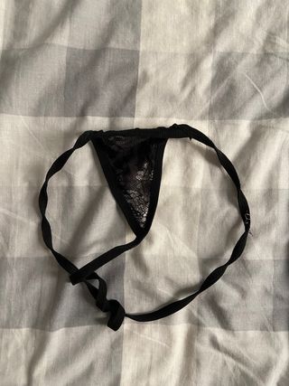 Tanga de encaje negro
