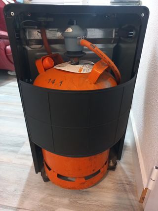 Estufa marca Orbegozo de gas negra.
