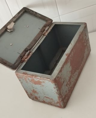 Caja metálica con llave y asa
