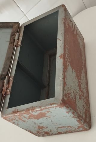 Caja metálica con llave y asa
