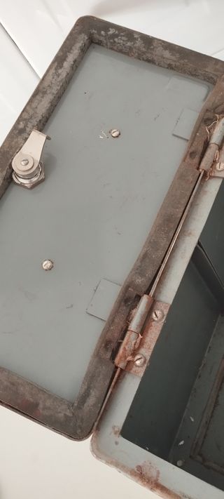 Caja metálica con llave y asa