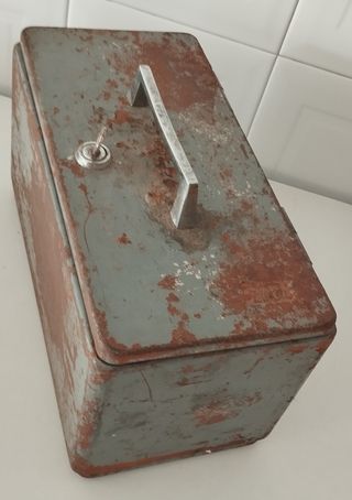 Caja metálica con llave y asa