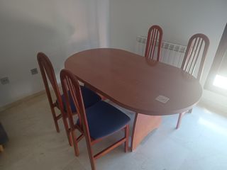 Mesa de comedor de madera con 4 sillas