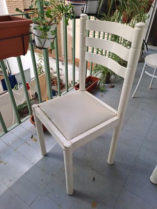Mesa blanca cocina/terraza + 2 sillas (opcionales)