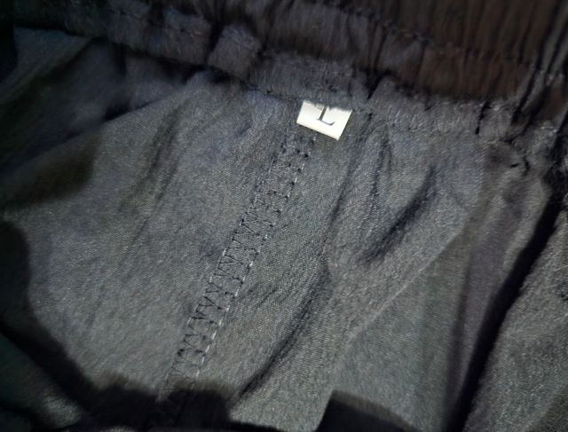 Pantalón negro cómodo con abertura gemelos T M y L