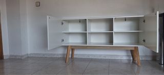 Armario pequeño blanco y madera
