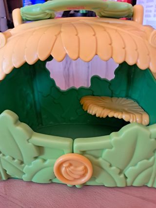 Capanna Fisher Price con scimmia e pappagallo