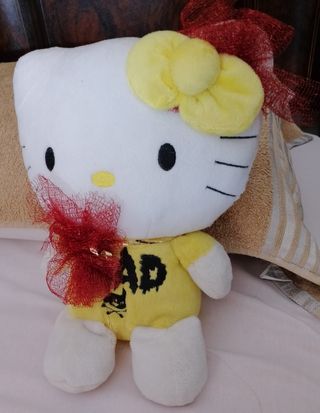 Peluche Hello Kitty con fiocco rosso