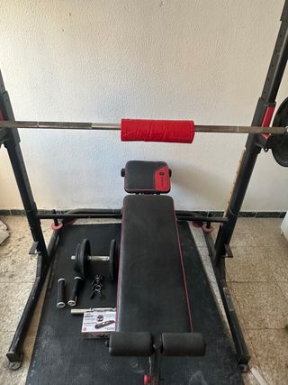 Banco de pesas y material deportivo