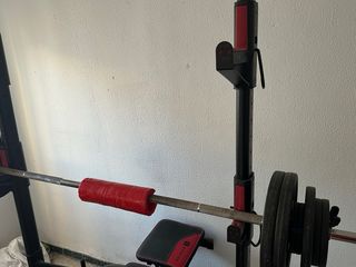 Banco de pesas y material deportivo